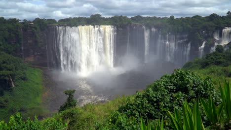 La-Famosa-Cascada-De-Kalandula-En-Angola-En-Cámara-Lenta