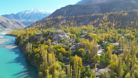 vuelo de avión no tripulado sobre el valle con árboles verdes y un río en la ciudad de skardu