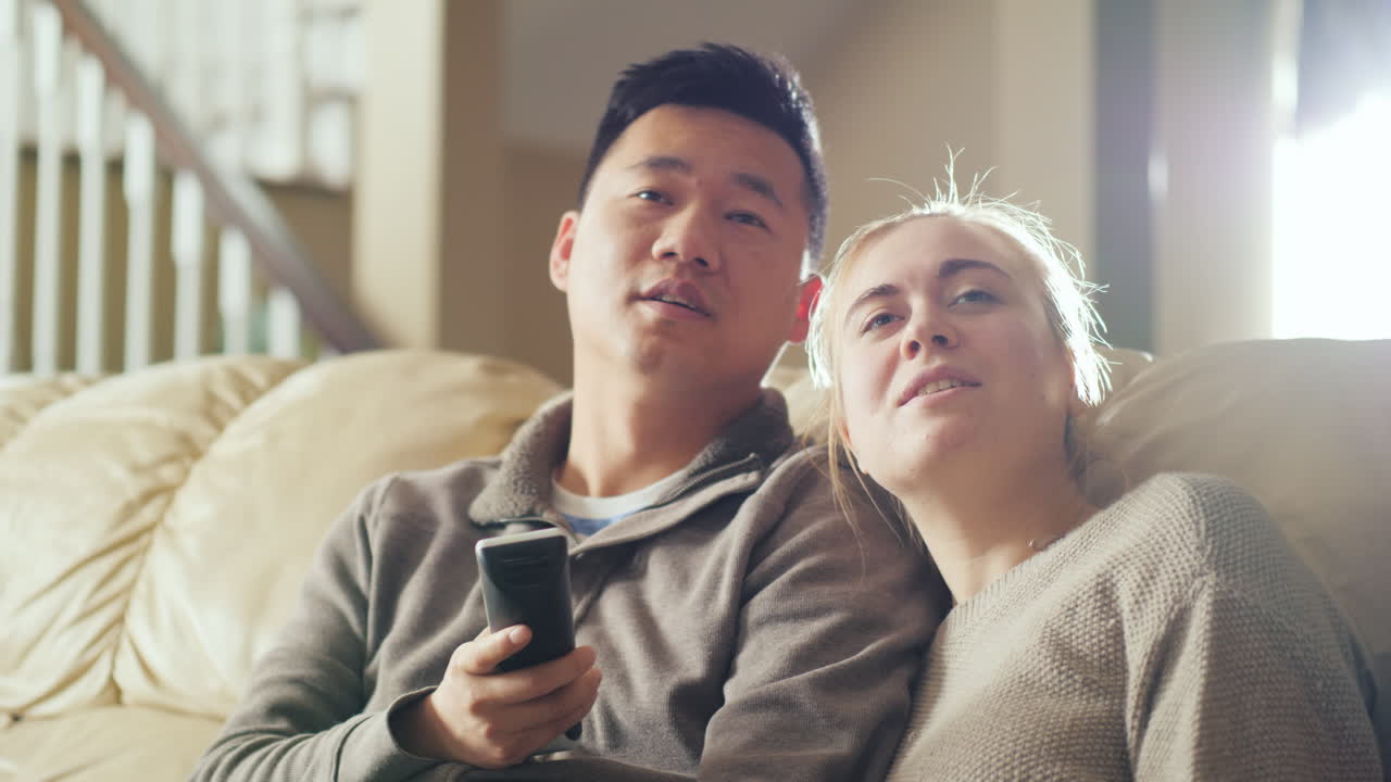 젊은 multi-etna 부부는 함께 tv를 시청