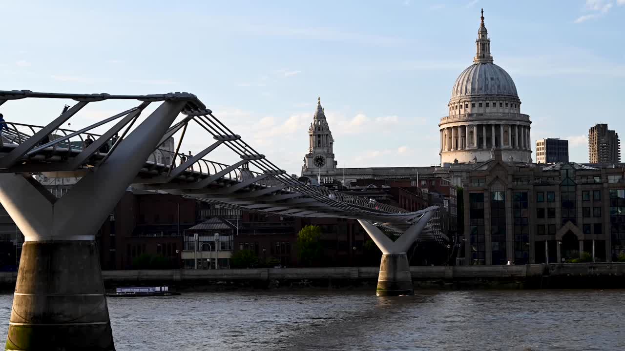 영국 런던 템스 강에서 사람들이 걸어다니고 보트가 아래로 가는 세인트 폴 대성당과 밀레니엄 다리의 시간 경과