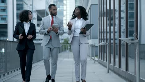 colegas serios discutiendo cuestiones de negocios