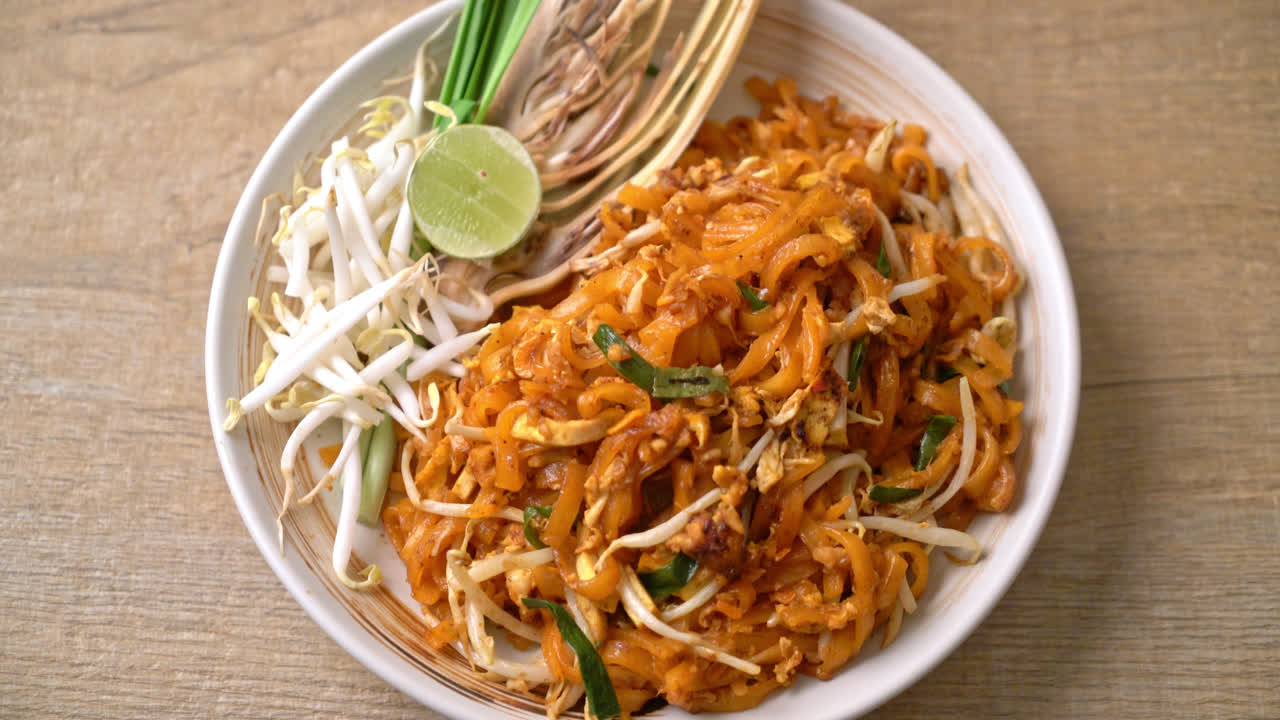 Woknudler med tofu og bønnespirer eller Pad Thai - Asiatisk matstil