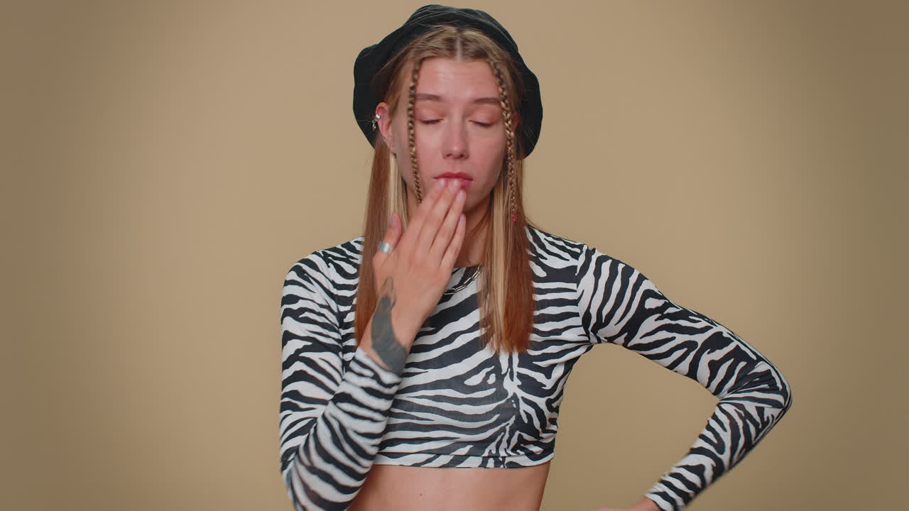 겁에 질린 여자가 손으로 입을 닫고 끔찍한 비밀, 믿을 수 없는 진실을 말하기를 거부합니다.