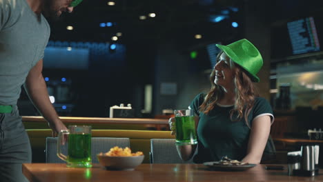 celebrando el día de san patricio en un pub 6