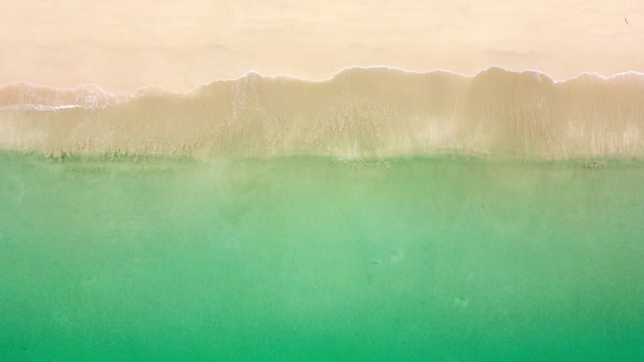 모래 해변 과 물결 이 있는 바다 의 공중 풍경