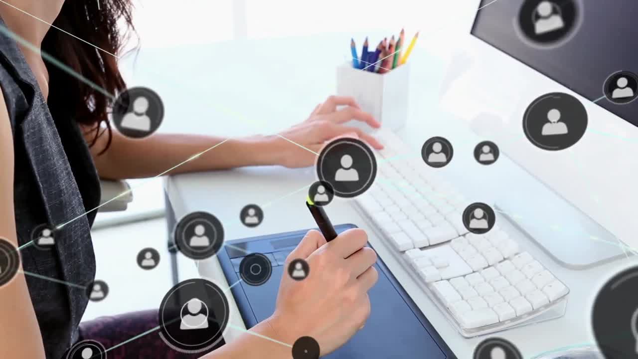 animación de iconos conectados y mujer asiática escribiendo en el teclado y dibujando en la tableta gráfica
