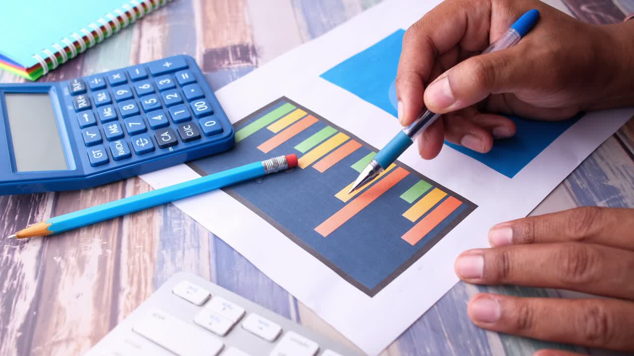 persona que analiza los datos financieros