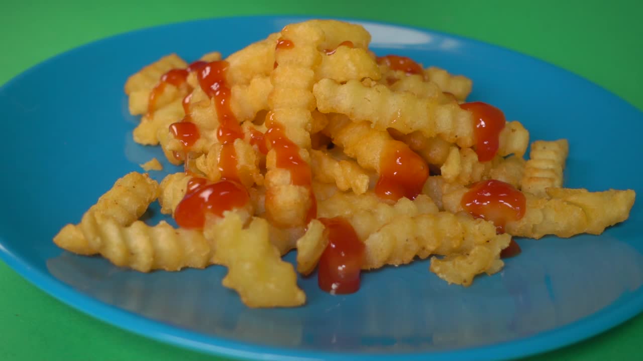 Ketchup versato su patatine fritte