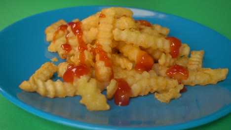salsa de tomate vertida en papas fritas