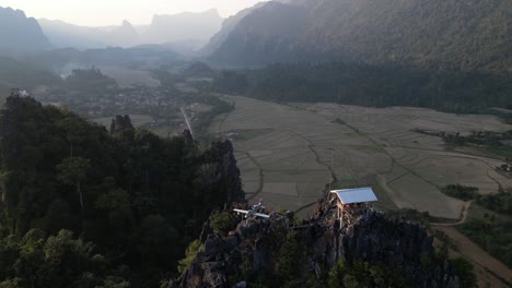 Toma-De-Drones-De-Una-Cabaña-De-Excursionistas-Y-Un-Avión-En-Un-Acantilado-En-Vang-Vieng,-La-Capital-De-Aventuras-De-Laos