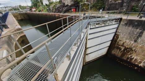 Lapso-De-Tiempo-Del-Yate-Saliendo-De-Una-Esclusa-De-Canal-Con-Puertas-Abriéndose-Y-Cerrándose