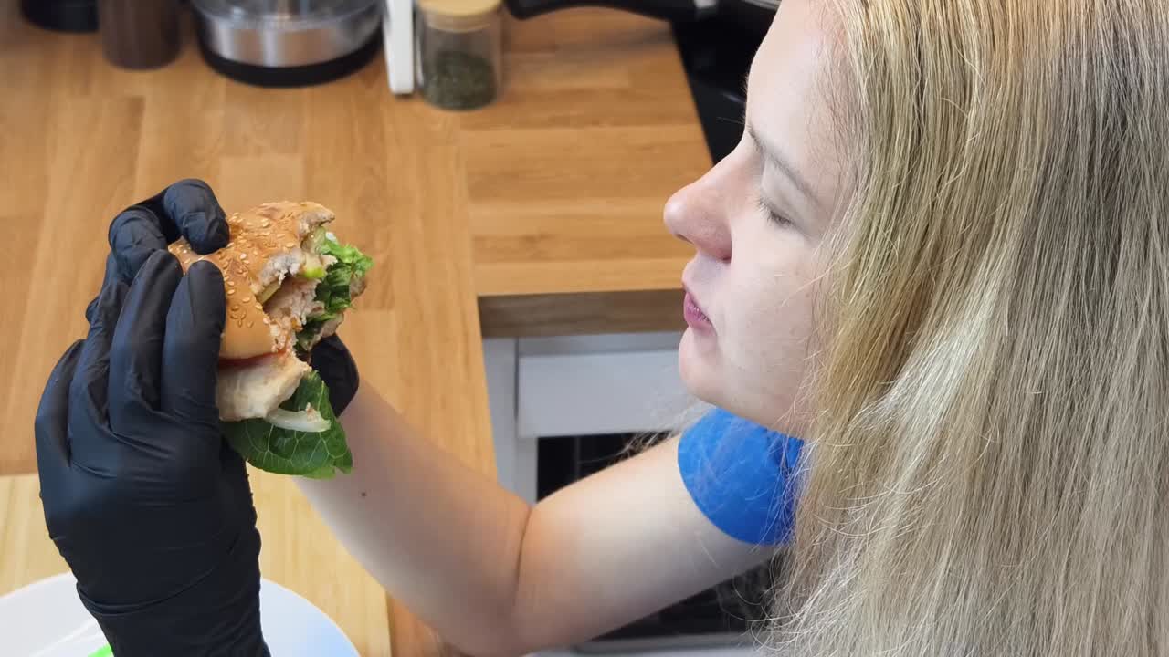 부에서 햄버거를 먹는 여자