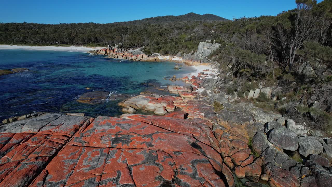 Granite Rocks, Cosy Corner North, Binalong Bay, Tasmania, Australia - Ripresa con drone