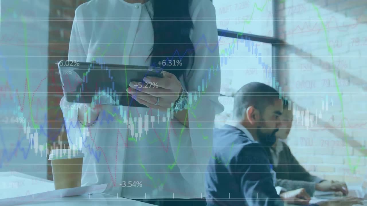 animación de gráficos financieros sobre la sección media de la mujer caucásica usando la tableta