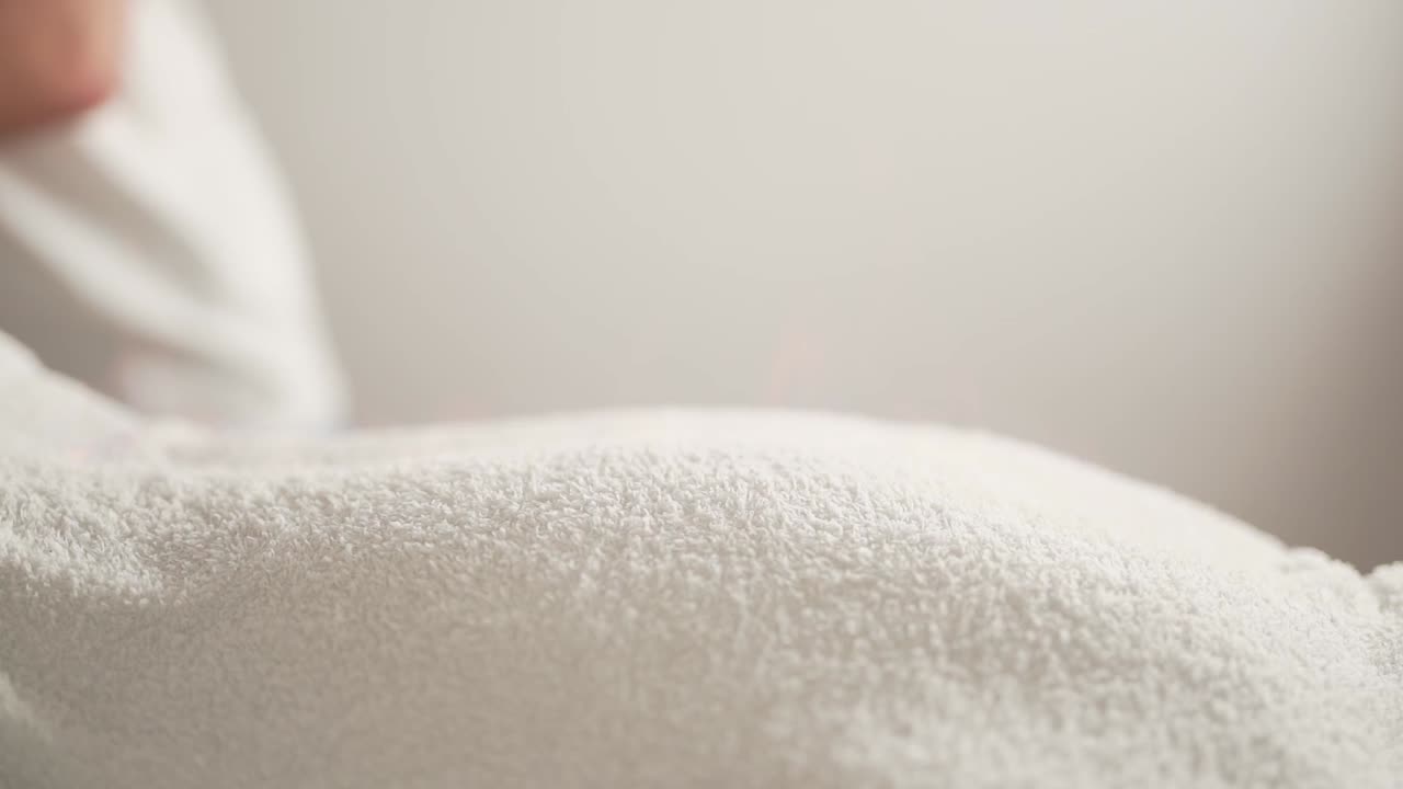 огненный вид массажа, мужские руки кладут полотенце на тело, крупный план
