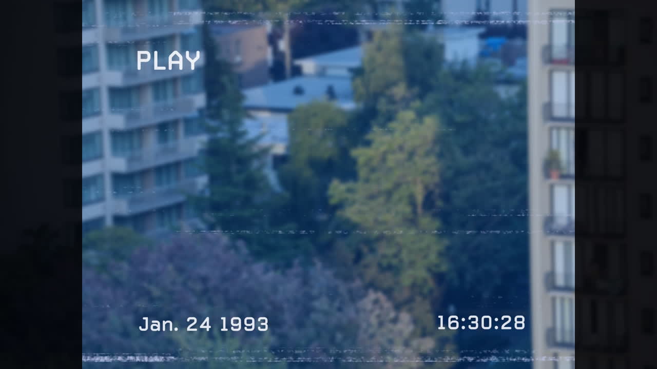 도시 풍경 위로 이동하는 간섭의 애니메이션.