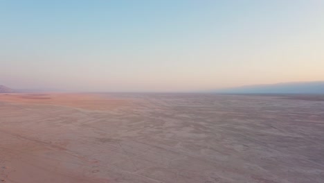 Laguna-Salada,-Depresión-Arenosa-Que-Se-Extiende-Hacia-El-Sur-Entre-La-Sierra-Cucapá-Y-La-Sierra-De-Juárez,-Mexicali,-Ac,-Las-Temperaturas-Pueden-Superar-Los-50-°c