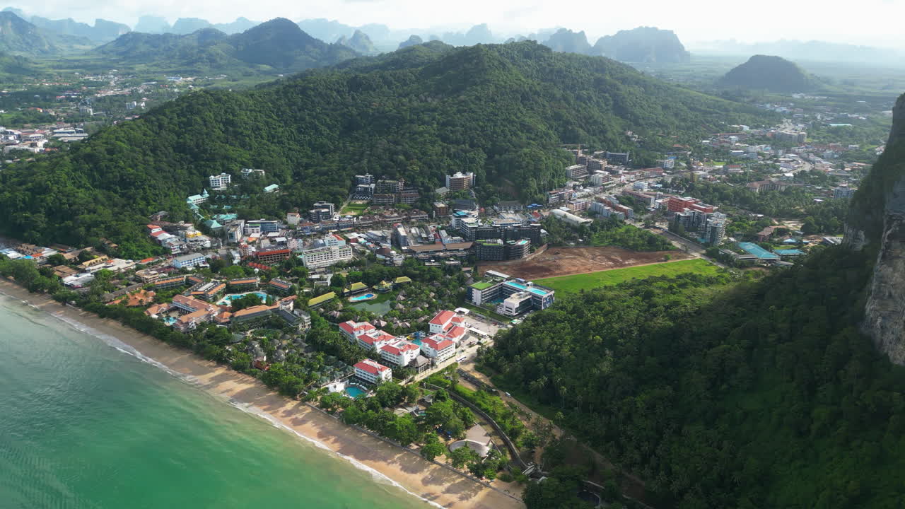 municipio turístico de ao nang en tailandia, vista aérea desde un avión no tripulado