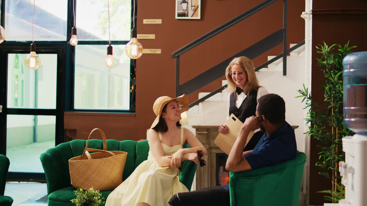 호텔 손님 들 과 대화 하는 리셉션 관리자