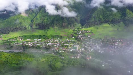 antena: mestia highland town, vista a través de las nubes en las montañas del cáucaso, georgia