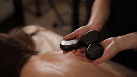 masaje con piedras calientes