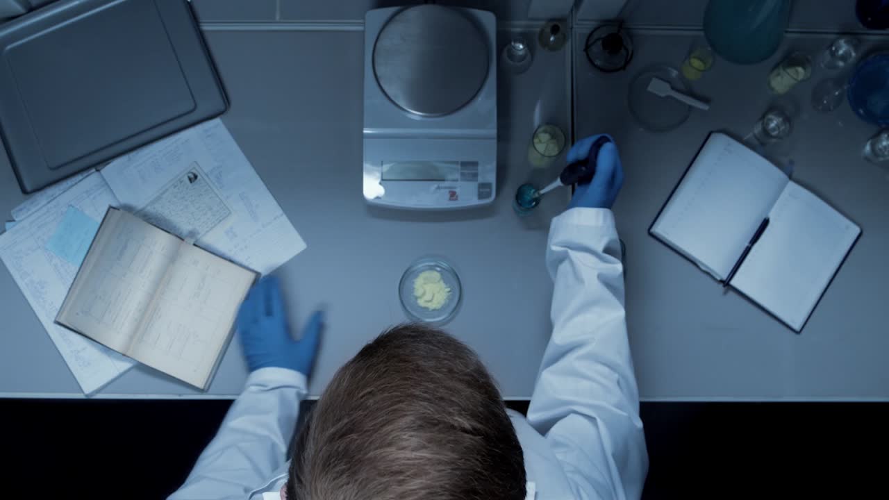 científico que lleva a cabo un experimento en un laboratorio