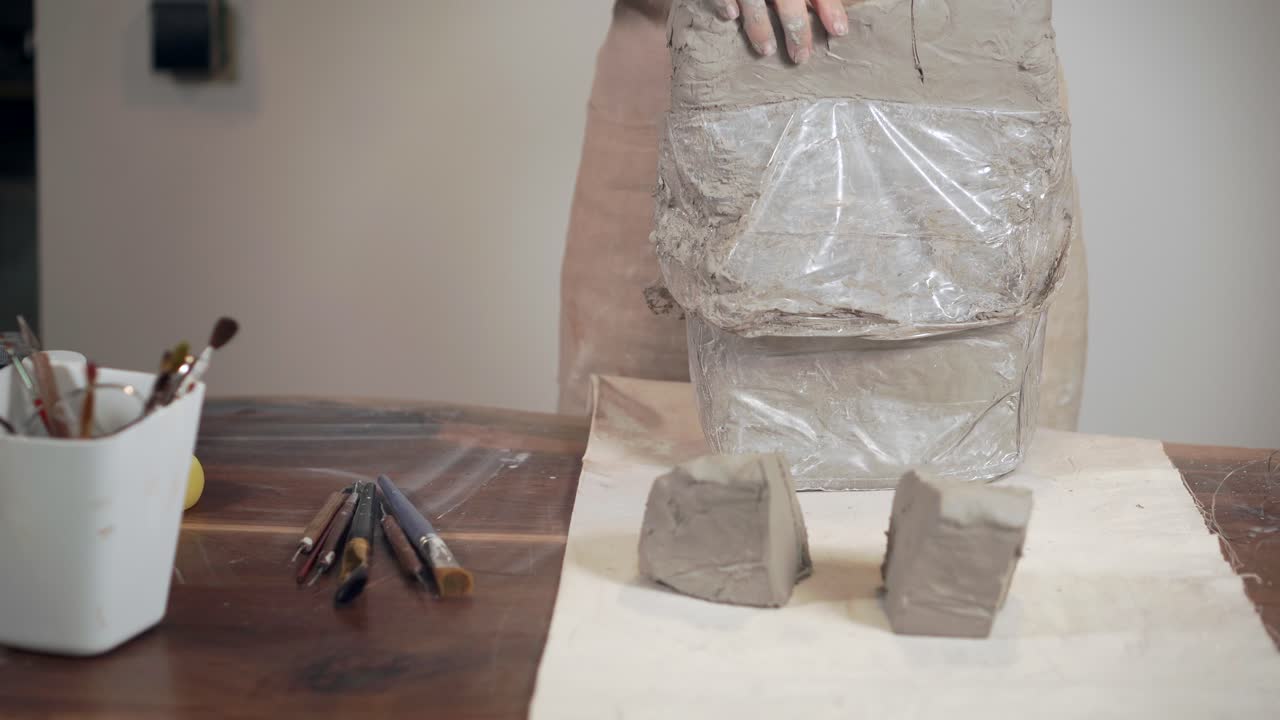 esculturando arcilla en un estudio de arte