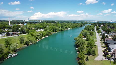 Vista-Aérea-Hacia-Atrás-Del-Río-Welland-En-La-Ciudad-De-Chippawa-Cerca-De-Las-Cataratas-Del-Niágara-En-Canadá-Durante-El-Día-Soleado