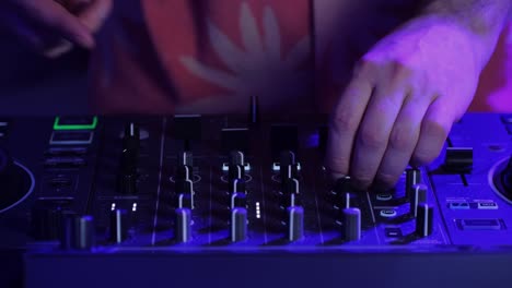 dj tocando música