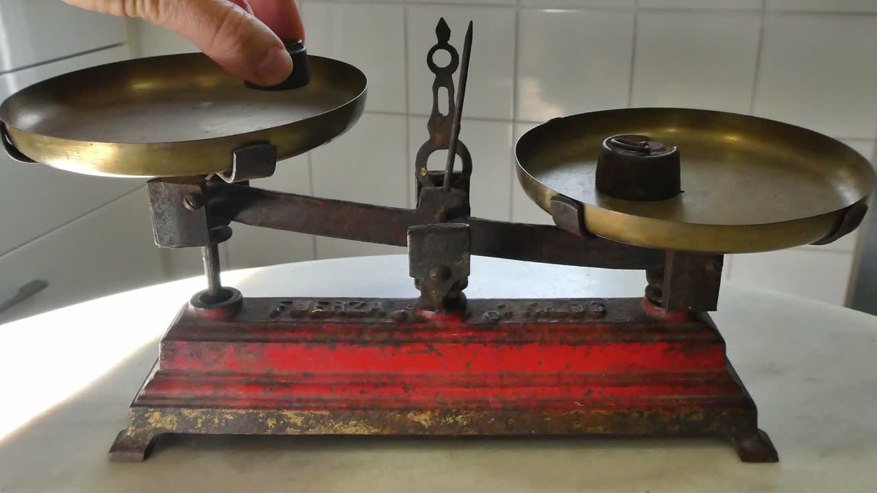 una vieja máquina de pesaje con pesas