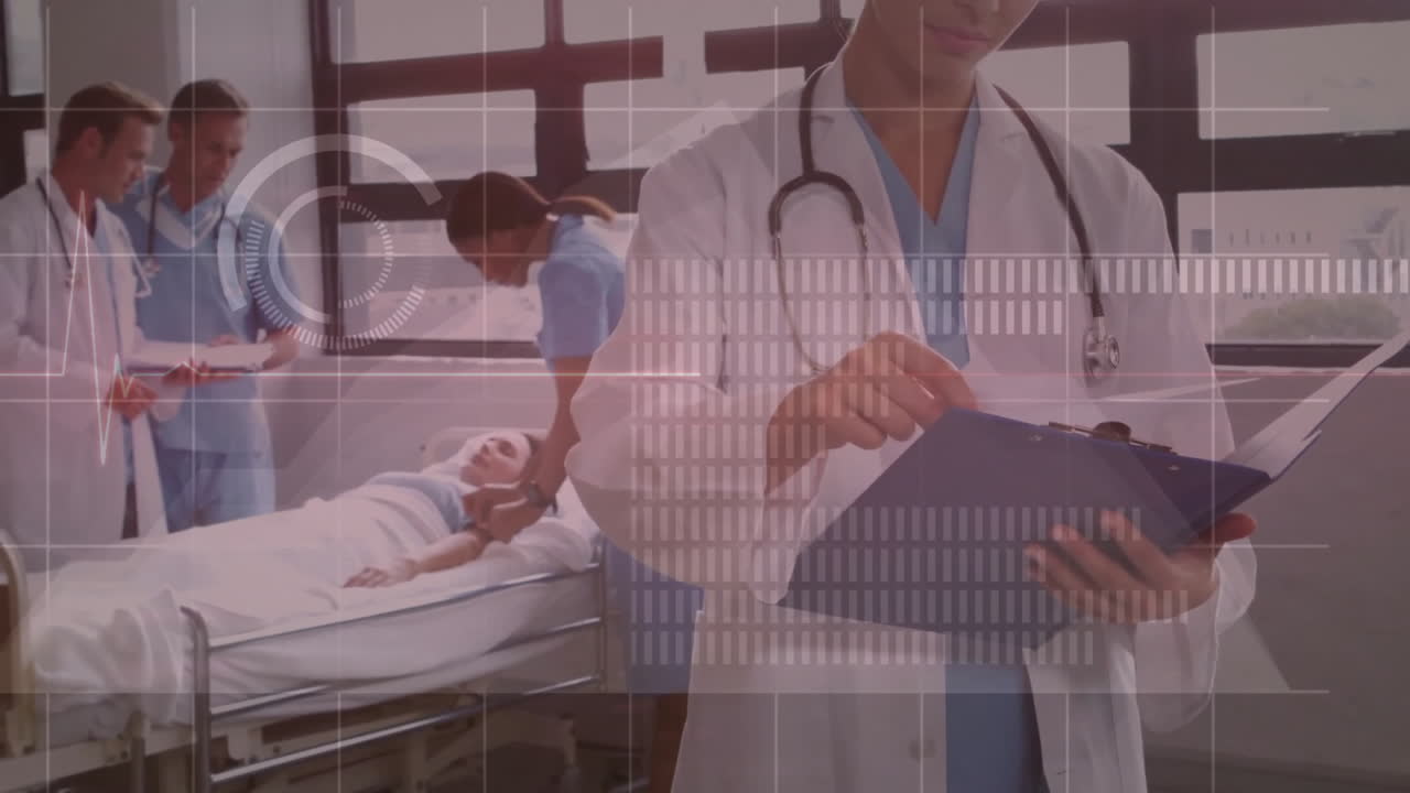 다양한 의사들이 클립보드를 들고 침대에 누워있는 백인 여성 환자와 데이터에 대해 이야기하고 있습니다.