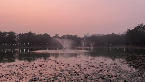 Toma-Estática-De-La-Puesta-De-Sol-En-El-Lago-Rabindra-Sarobar-Con-Hermosas-Fuentes-En-Kolkata,-India