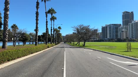 Vista-De-Riverside-Drive-Por-Una-Carretera-Sin-Tráfico