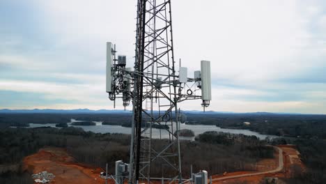 Toma-Aérea-Acercándose-A-La-Torre-De-Telefonía-Celular-En-La-Naturaleza