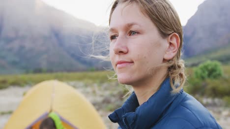 mujer caucásica disfrutando del paisaje