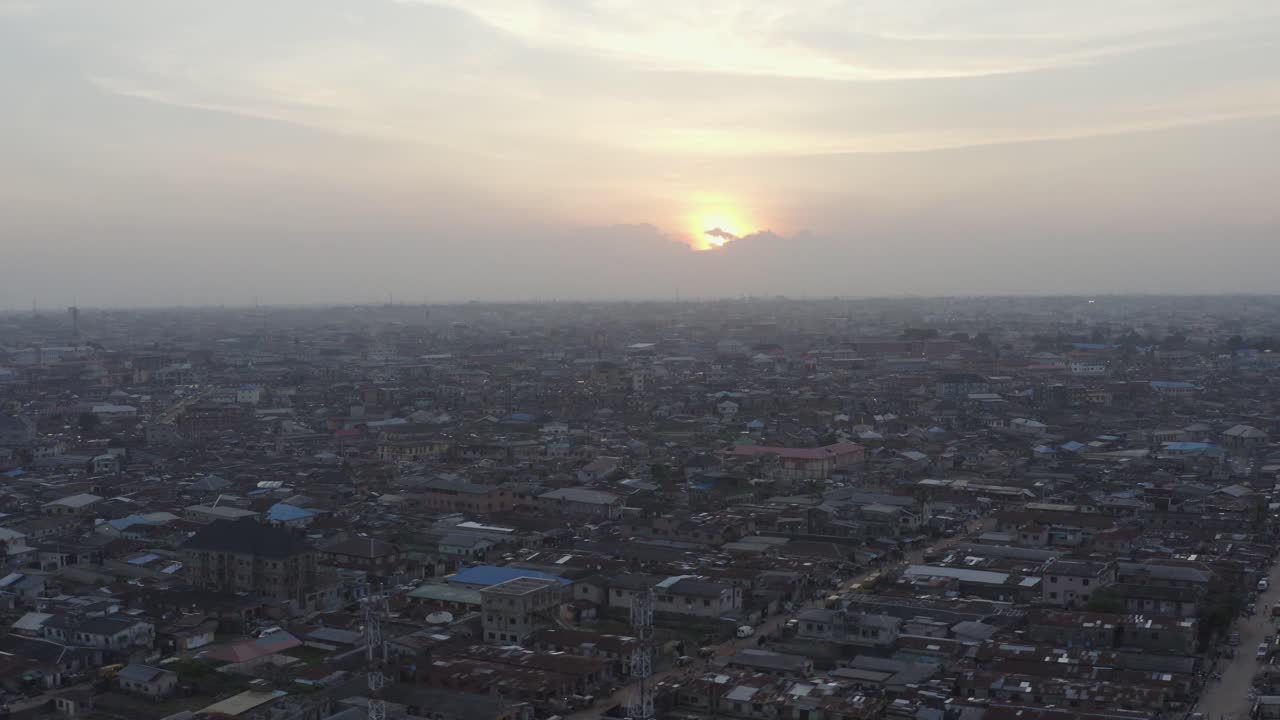 ciudad al anochecer nigeria drone 04