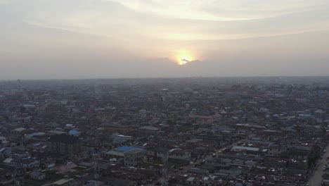 ciudad al anochecer nigeria drone 04