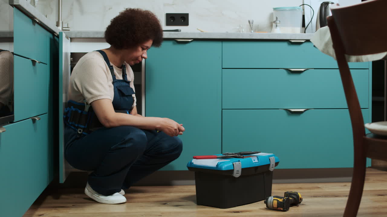 fontanero que fija tuberías de agua