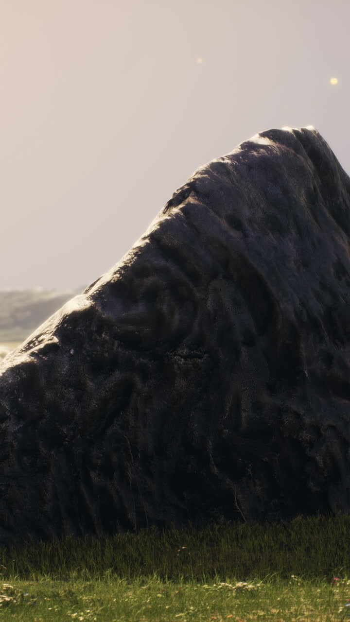 잔디 에 있는 큰 바위