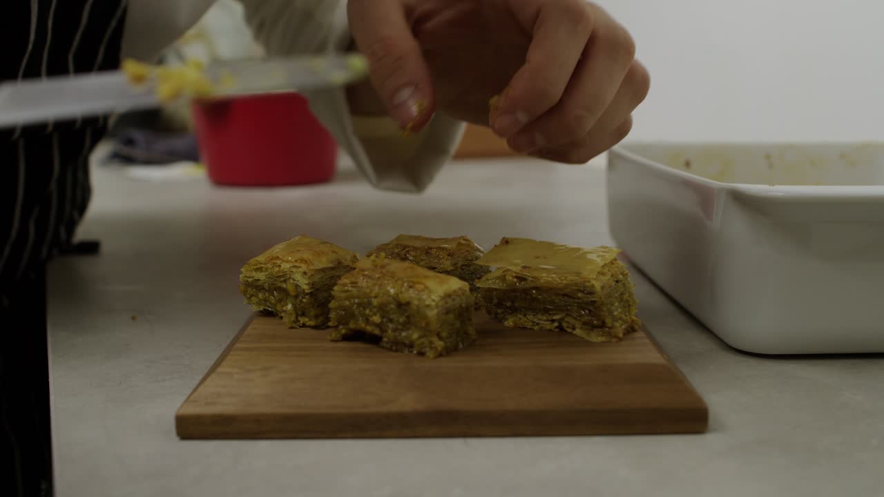 Kokki asettelee baklavapaloja puualustalle