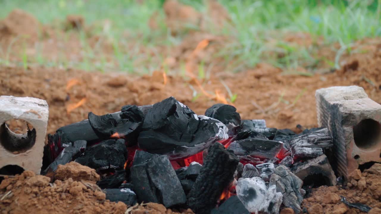 스페인 시골의 장작불에서 불꽃이 솟아오르고 슬로우 모션