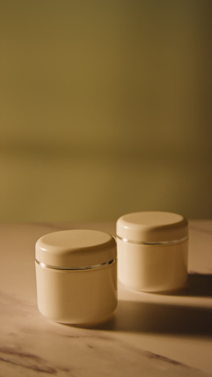 대리석 표면 에 있는  크림 항아리