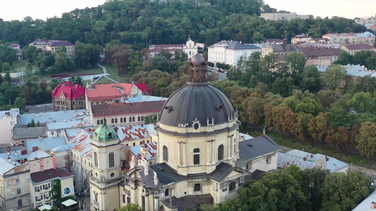 drone volando sobre la cúpula de una catedral en lviv ucrania durante la puesta de sol rodeada de edificios europeos
