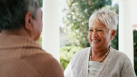 Senior,-Paar-Und-Umarmung-Vor-Glück-Im-Freien