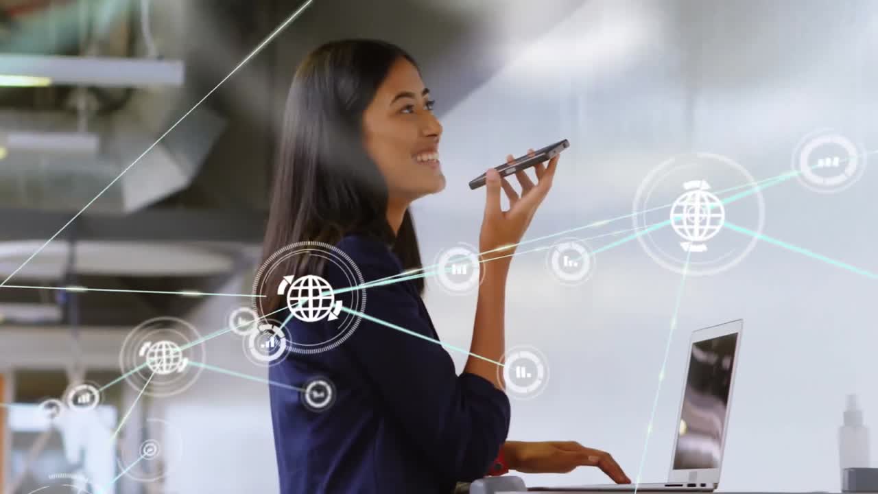 animación de una red de conexiones con iconos sobre una mujer de negocios que usa un teléfono inteligente