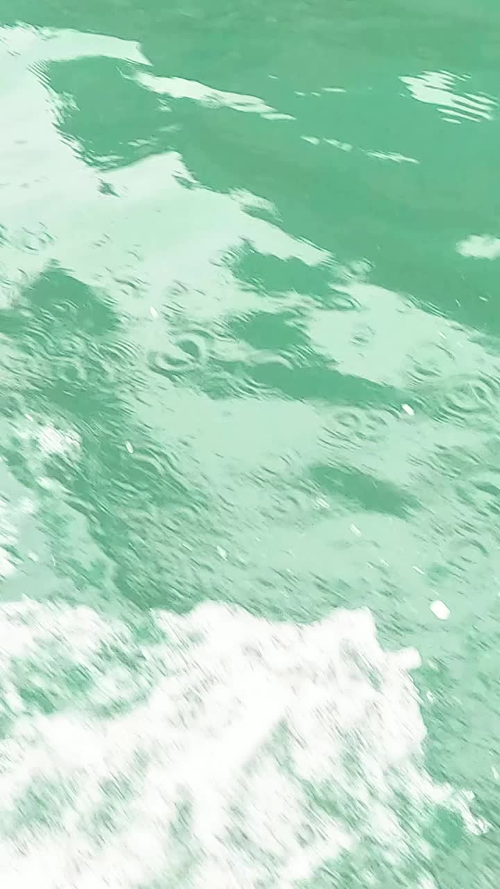 las suaves olas del océano en krabi, tailandia