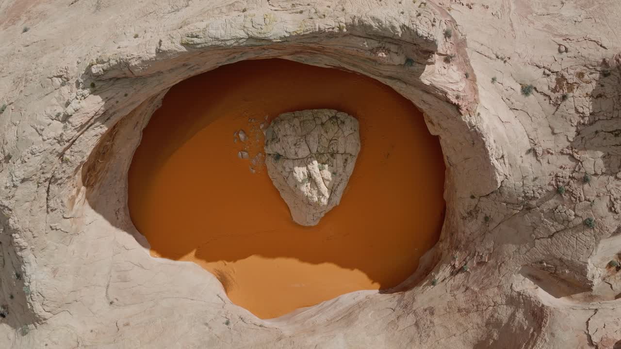 Formazione rocciosa Cosmic Ashtray con piscina di sabbia arancione all'interno di un bacino di arenaria erosa nel deserto dello Utah, drone