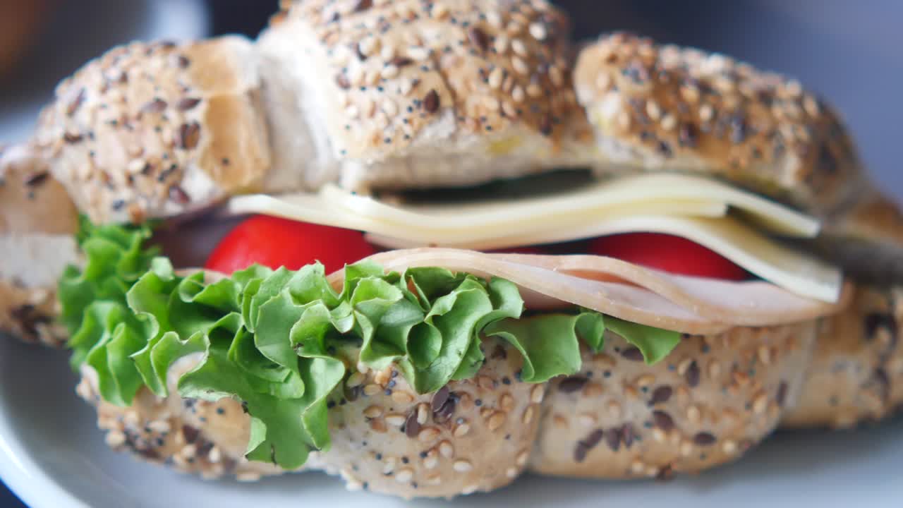 맛있는 전체 곡물 크로아산 샌드위치