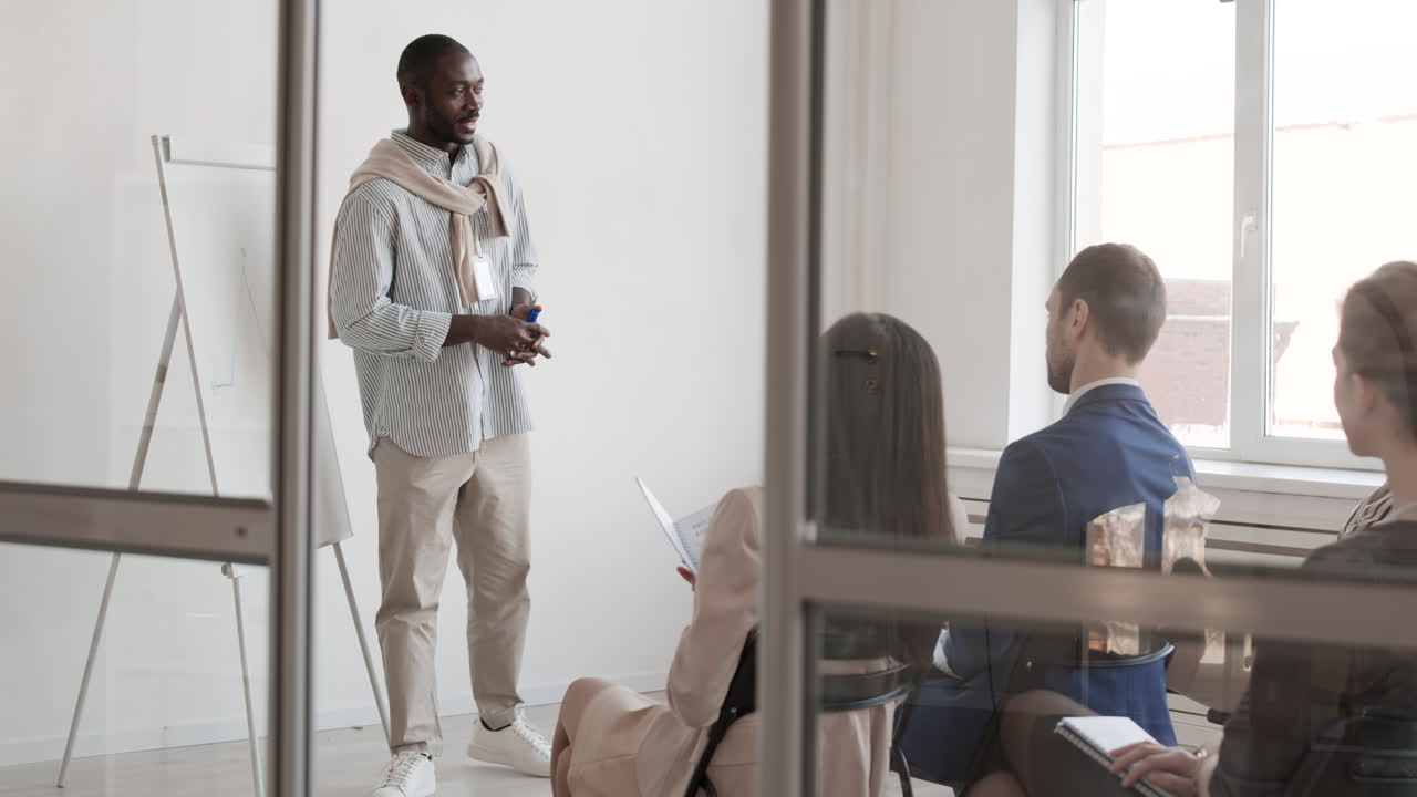Manager africano che fa una presentazione ai colleghi