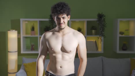 retrato de un joven musculoso y en forma. estilo de vida saludable.